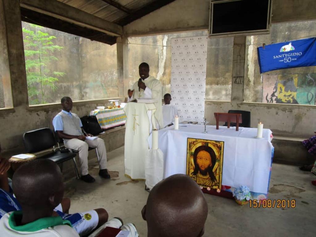 Maria Himmelfahrt wird mit den Gefangenen von Aboisso in der Elfenbeinküste gefeiert